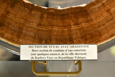 Aragonite - Section de tuyau de canalisation avec dépôts d'aragonite